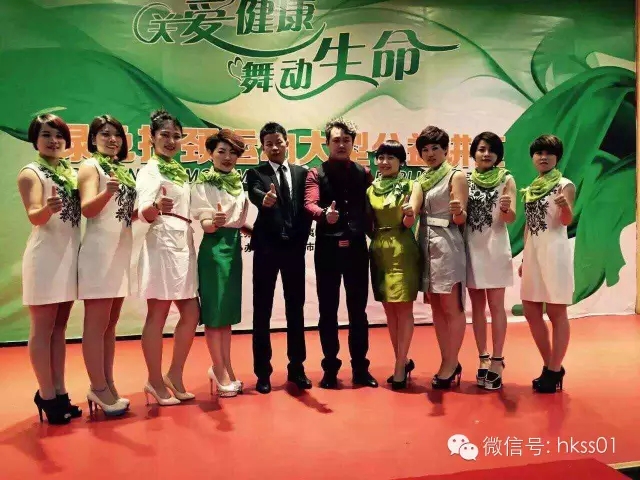 ʢ�����F(tu��n)����ƽ����(j��ng)����Sophie�ώ������ʿ�������x��(zhu��n)�Ҽ���Ӣ�F(tu��n)�(du��)��Ӱ